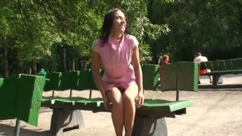 Длинноногая девушка устроила эротику в парке